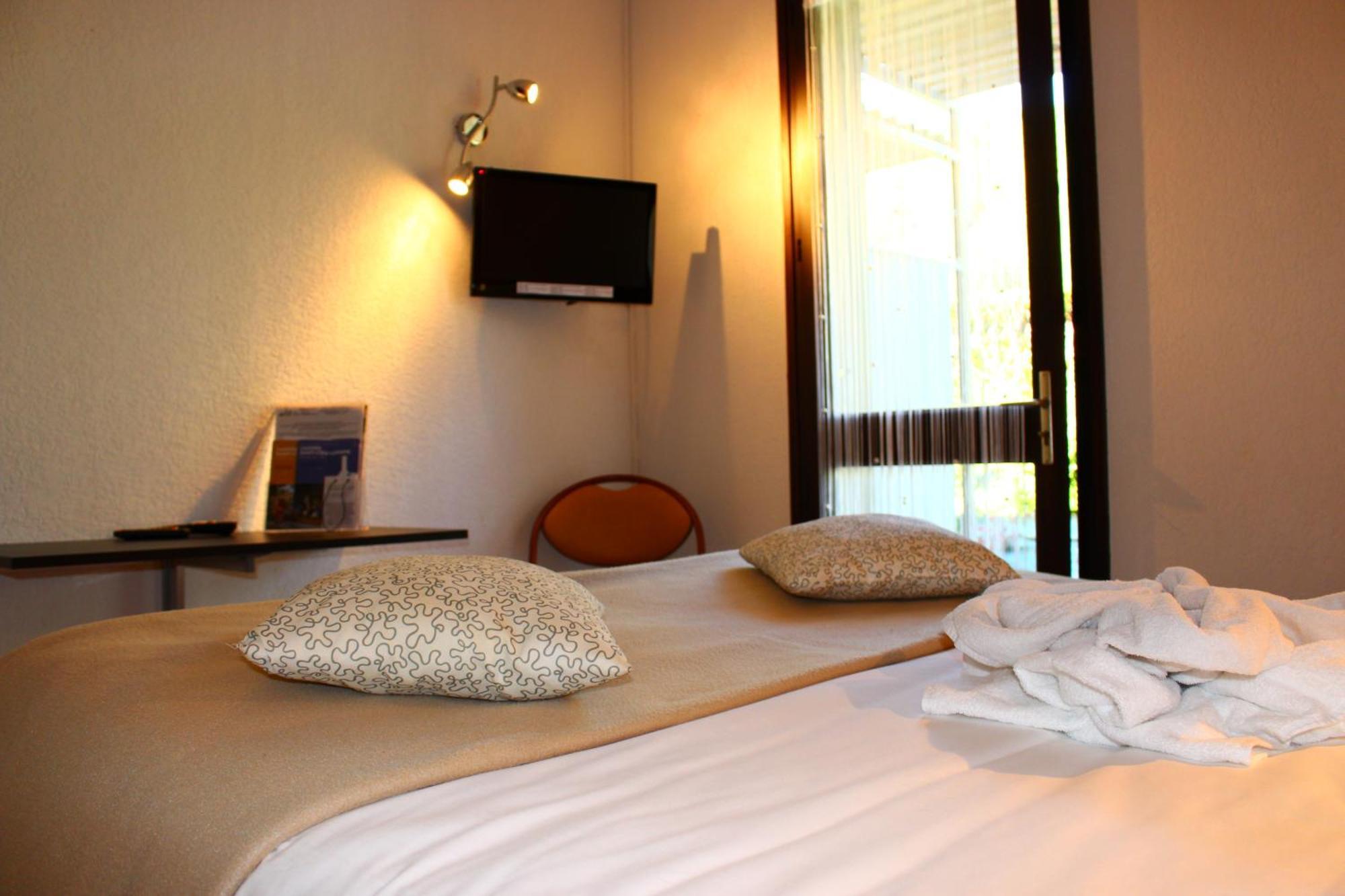 Hotel Les Gabarres Tour-de-Faure Room photo